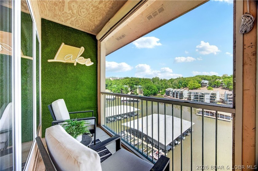Top-floor living with beautiful lake views and plenty of space - photo 6