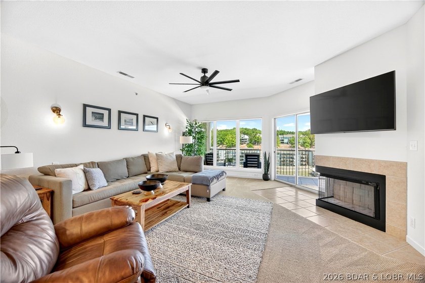 Top-floor living with beautiful lake views and plenty of space - photo 8