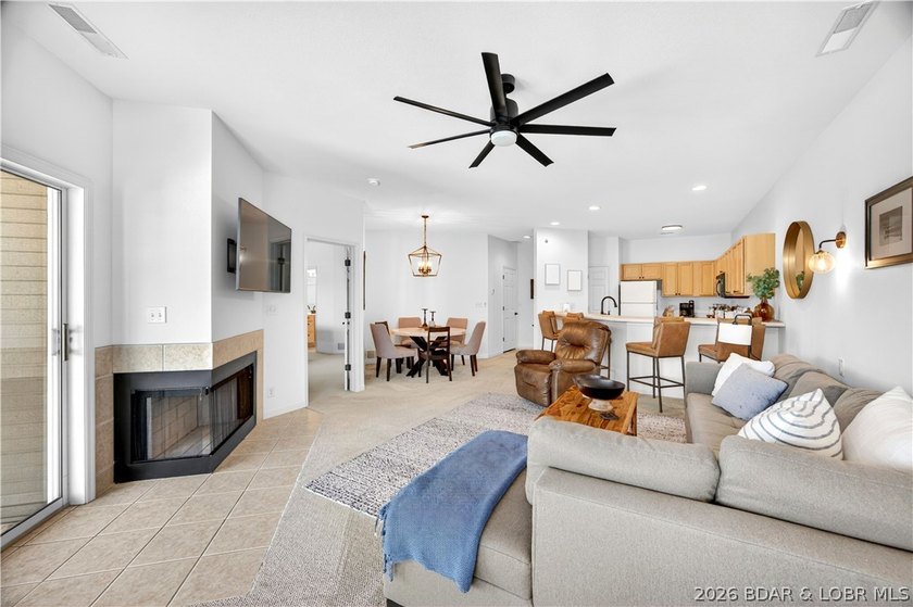 Top-floor living with beautiful lake views and plenty of space - photo 9