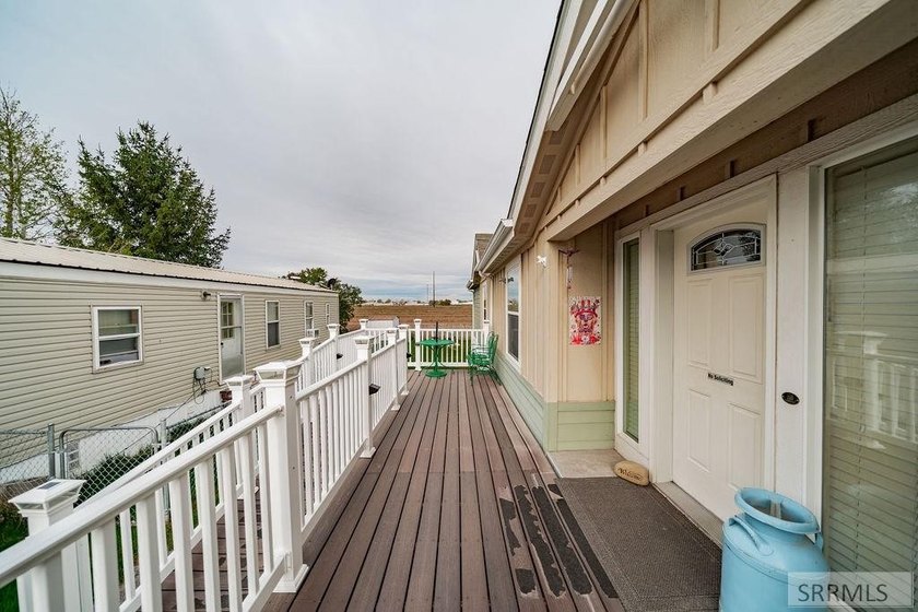 *$5,000 towards lot rent* Welcome to this impeccable 3-Bedroom - photo 2