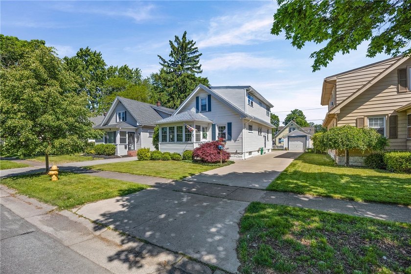 Welcome home to this charming 4-bedroom property offering the - photo 3