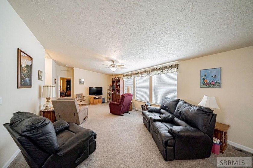 *$5,000 towards lot rent* Welcome to this impeccable 3-Bedroom - photo 8