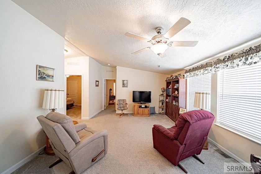 *$5,000 towards lot rent* Welcome to this impeccable 3-Bedroom - photo 9