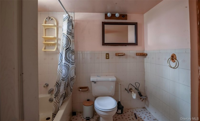 Welcome to this spacious 5-bedroom, 3 bathroom home located in - photo 12