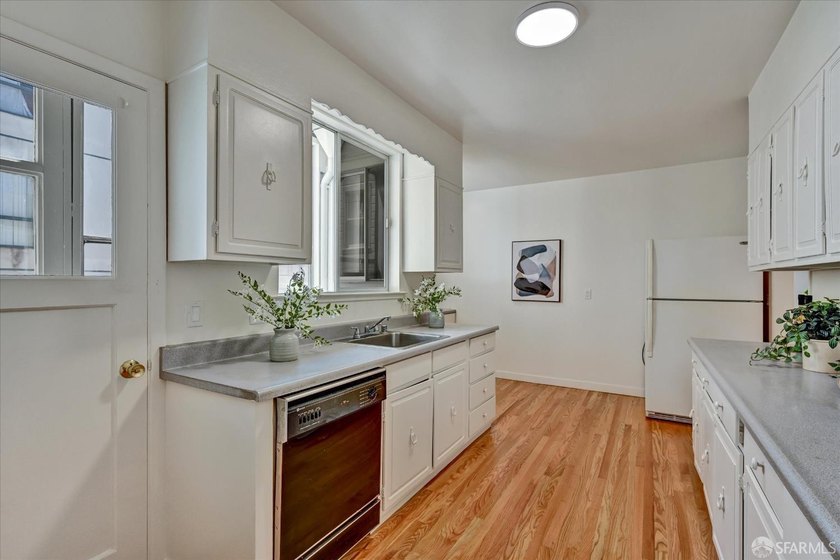 Beautiful Central Sunset semi-detached home ideally located just - photo 11