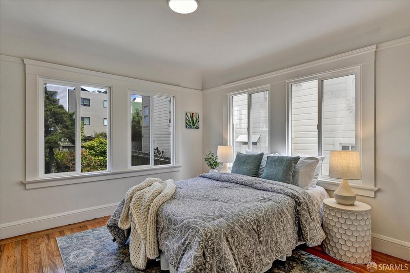 Beautiful Central Sunset semi-detached home ideally located just - photo 21