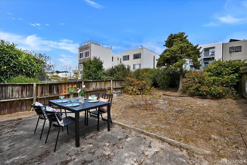 Beautiful Central Sunset semi-detached home ideally located just - photo 35