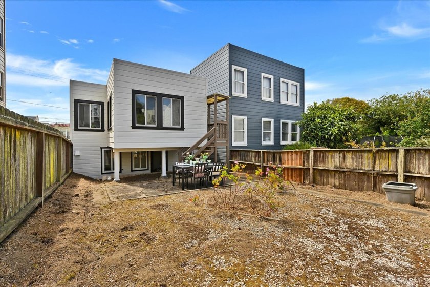 Beautiful Central Sunset semi-detached home ideally located just - photo 36