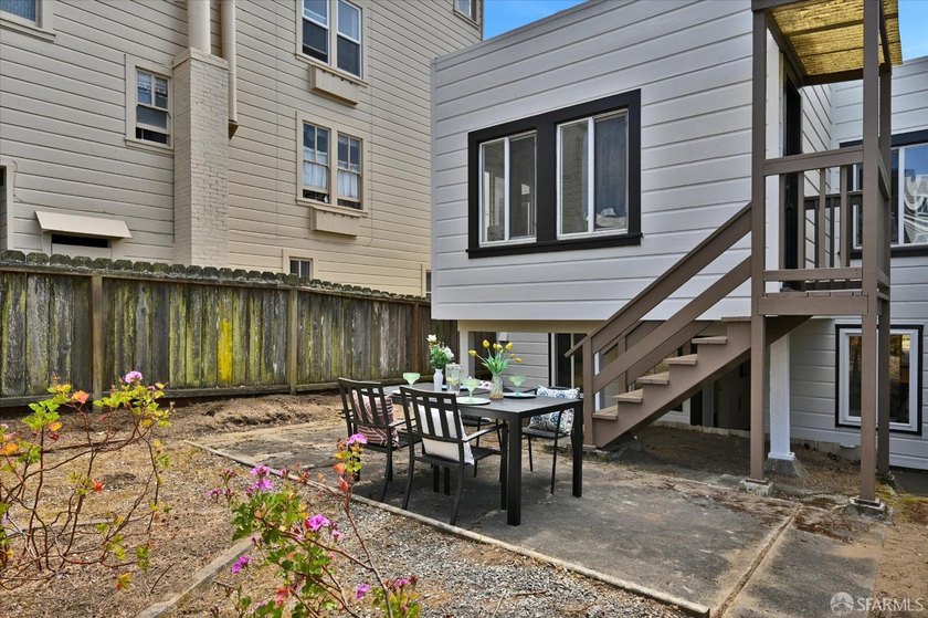 Beautiful Central Sunset semi-detached home ideally located just - photo 37