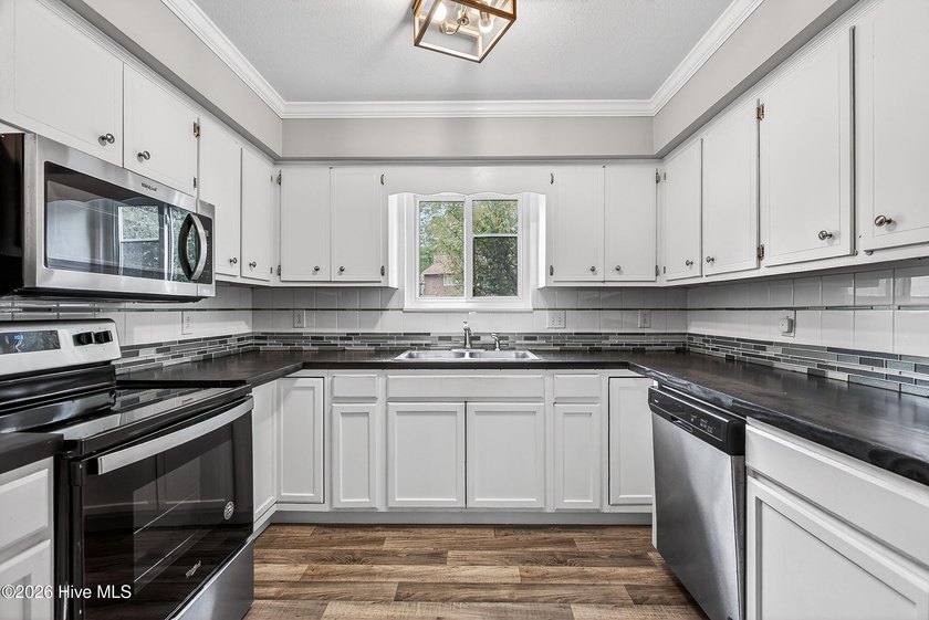 Welcome to 97 Quarterdeck, a charming, well maintained townhome - photo 8