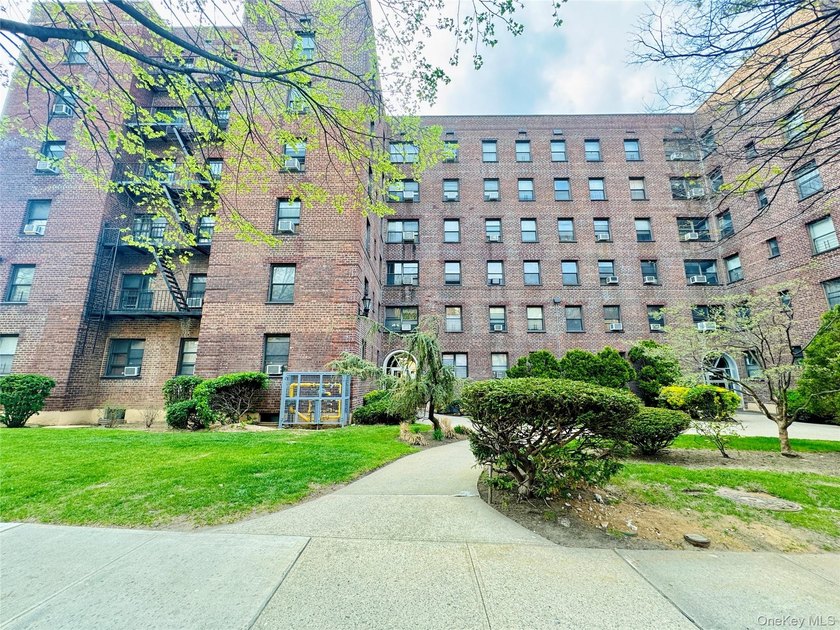 Welcome to a Spacious and well-maintained two-bedroom co-op - photo 2