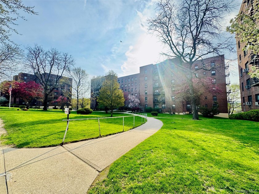 Welcome to a Spacious and well-maintained two-bedroom co-op - photo 4