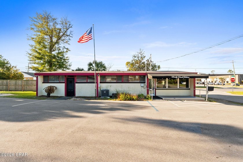 Prime Commercial Opportunity - Turnkey, High-Visibility - photo 2
