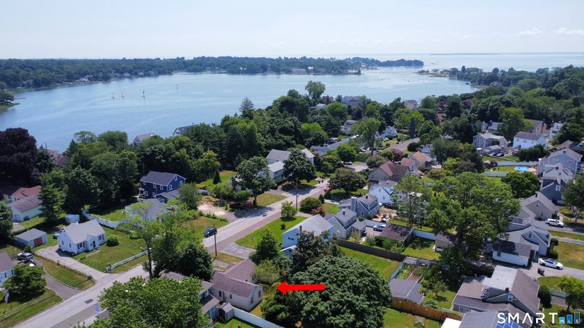 What a terrific, convenient location near beautiful Holly Pond - photo 2