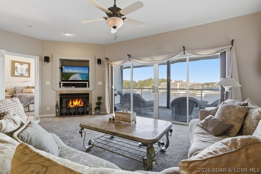 This light-filled condo with three bedrooms and three bathrooms - photo 3