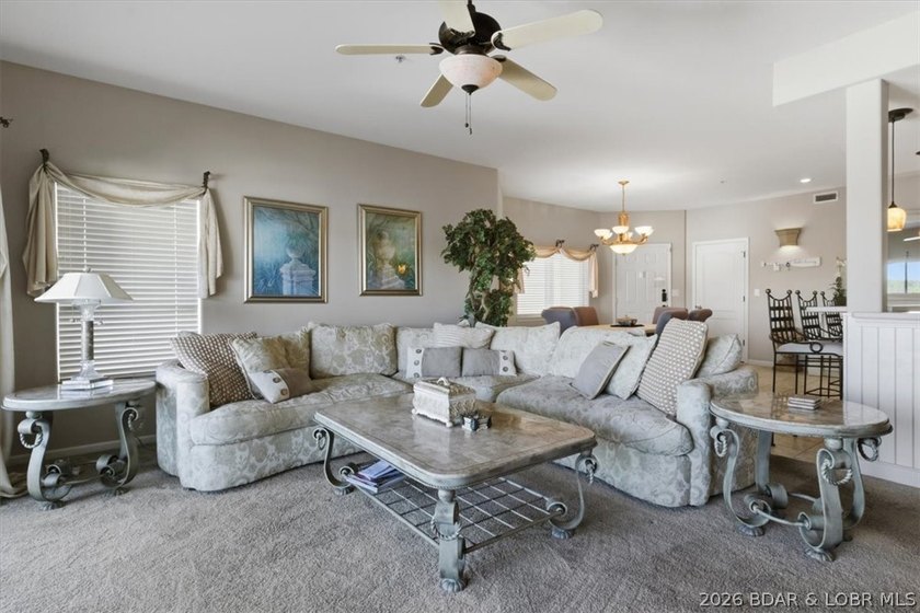 This light-filled condo with three bedrooms and three bathrooms - photo 4