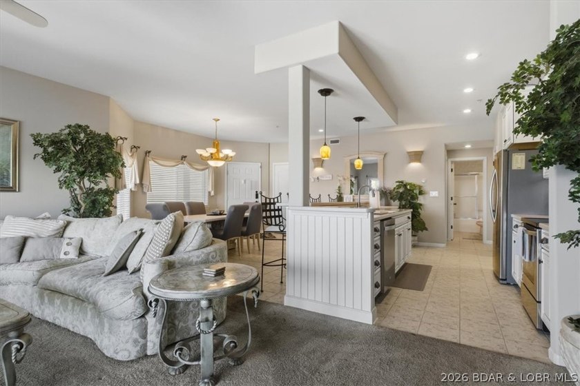 This light-filled condo with three bedrooms and three bathrooms - photo 5