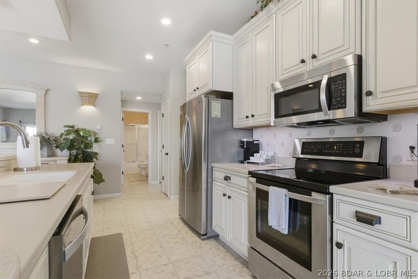This light-filled condo with three bedrooms and three bathrooms - photo 6