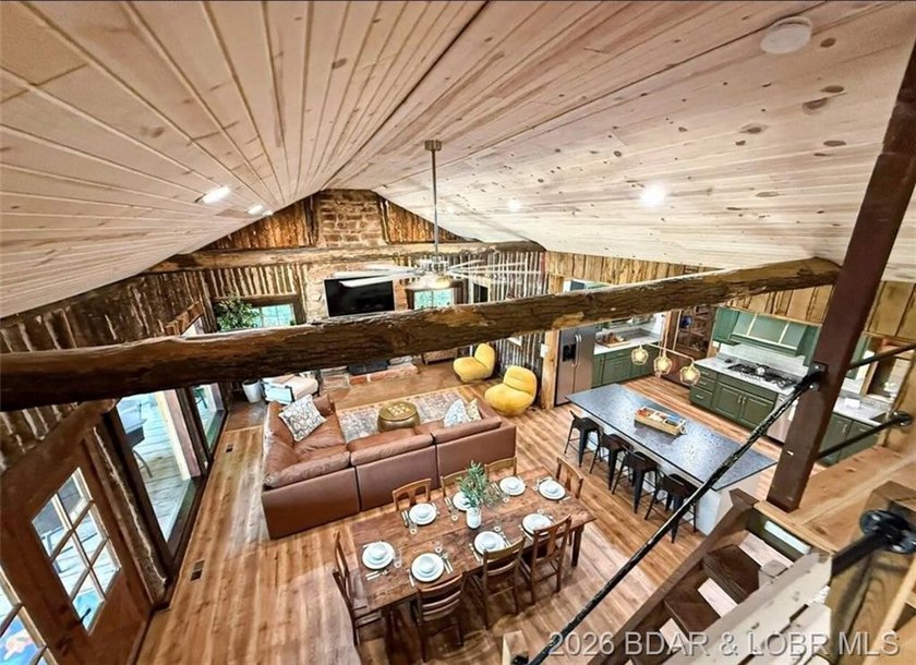 This log cabin dates back to the 1890, is beautiful remodeled - photo 2