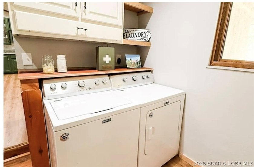 This log cabin dates back to the 1890, is beautiful remodeled - photo 6
