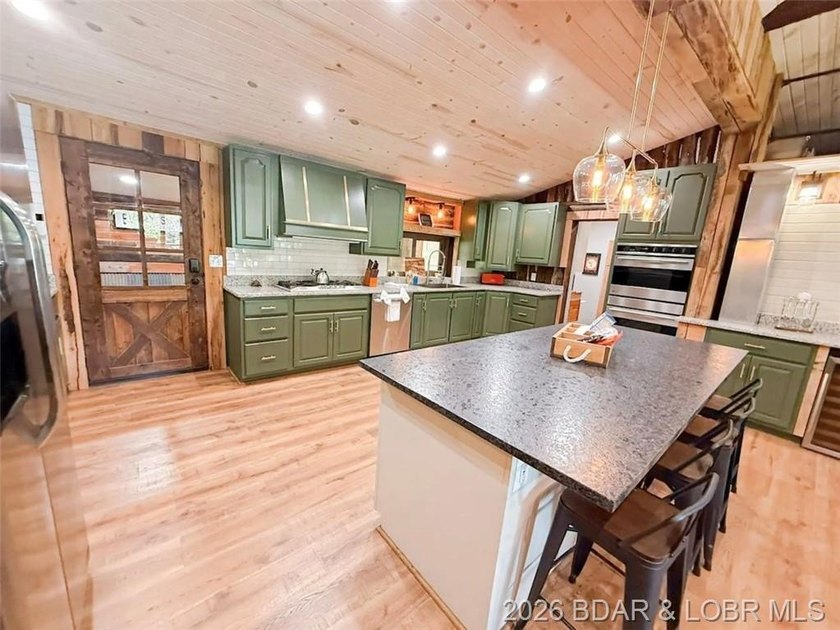 This log cabin dates back to the 1890, is beautiful remodeled - photo 6