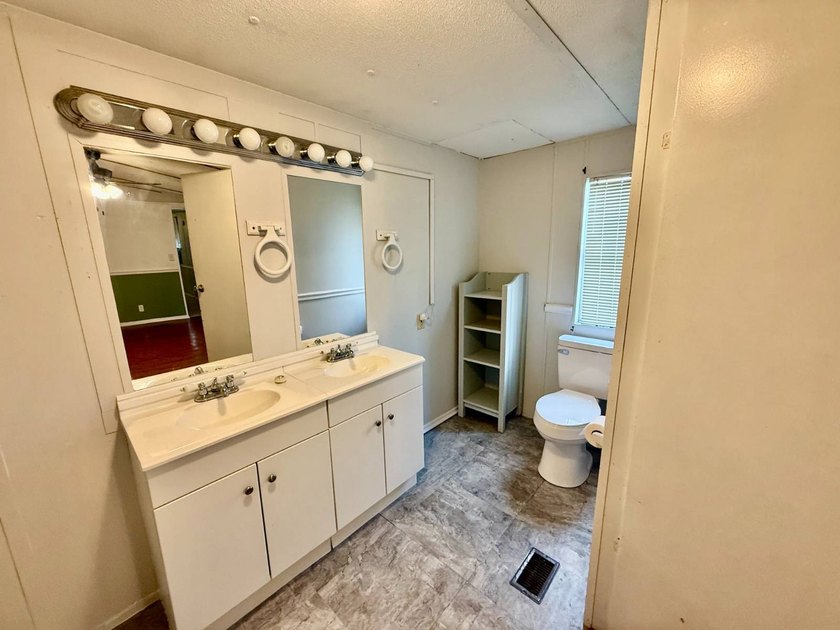 Welcome to this beautifully maintained 2-bedroom, 2-bathroom - photo 11