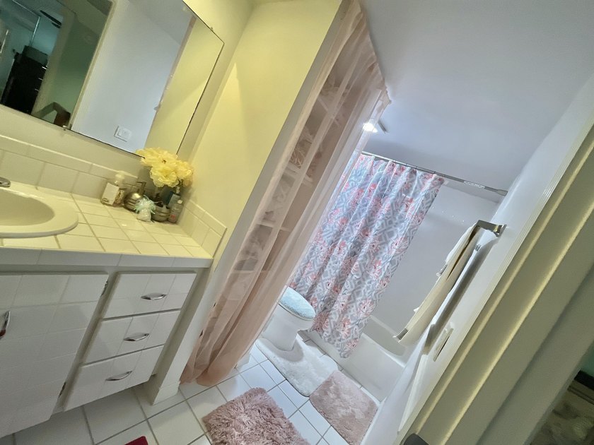 Bright, fully renovated and turnkey 2BR/2.5BA townhome in Lago - photo 16