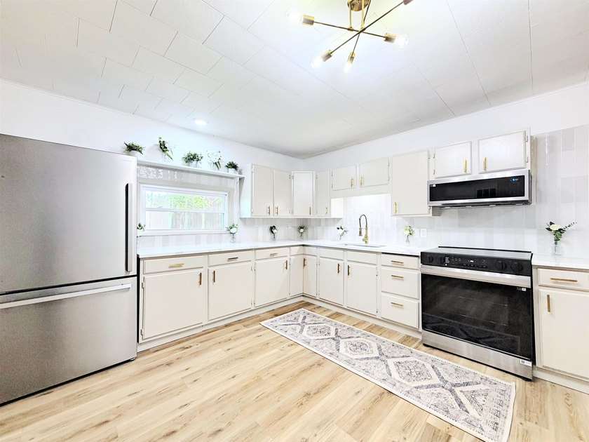 Completely updated sprawling 4 bedroom 2 bath ranch in the - photo 11