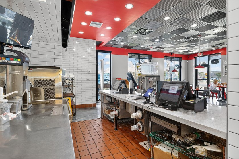 Established Charley's Cheesesteaks &amp; Wings franchise located - photo 15