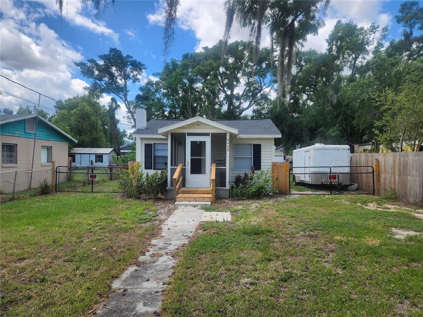 Florida charm in this cute, cozy Bungalow!   The interior has - photo 13