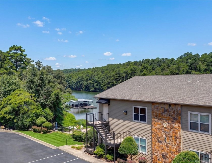 Enjoy Lake Hamilton living in this furnished 2-bedroom, 2-bath - photo 28