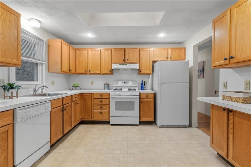 Welcome home! Delightful three bedroom, three bath home in super - photo 15