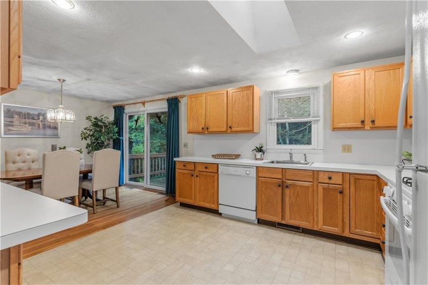 Welcome home! Delightful three bedroom, three bath home in super - photo 18