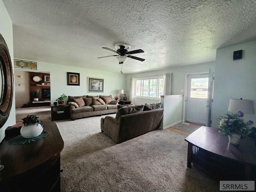 Nestled on a beautifully landscaped 0.45-acre lot in Shelley - photo 2