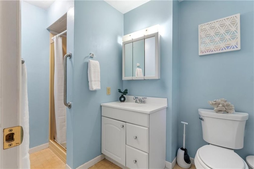Welcome home! Delightful three bedroom, three bath home in super - photo 26