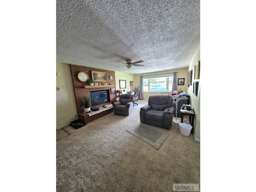 Nestled on a beautifully landscaped 0.45-acre lot in Shelley - photo 8