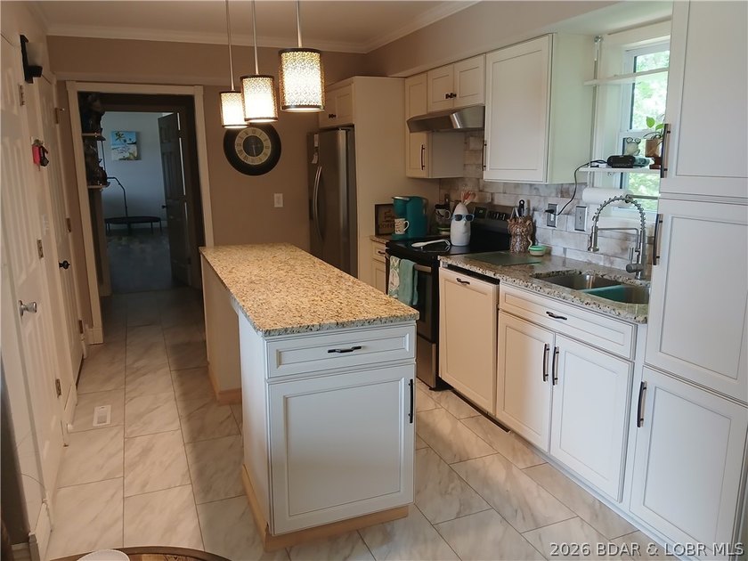 IMMACULATE ... [3-bedroom / 3 full bathrooms (2 ensuite - photo 6