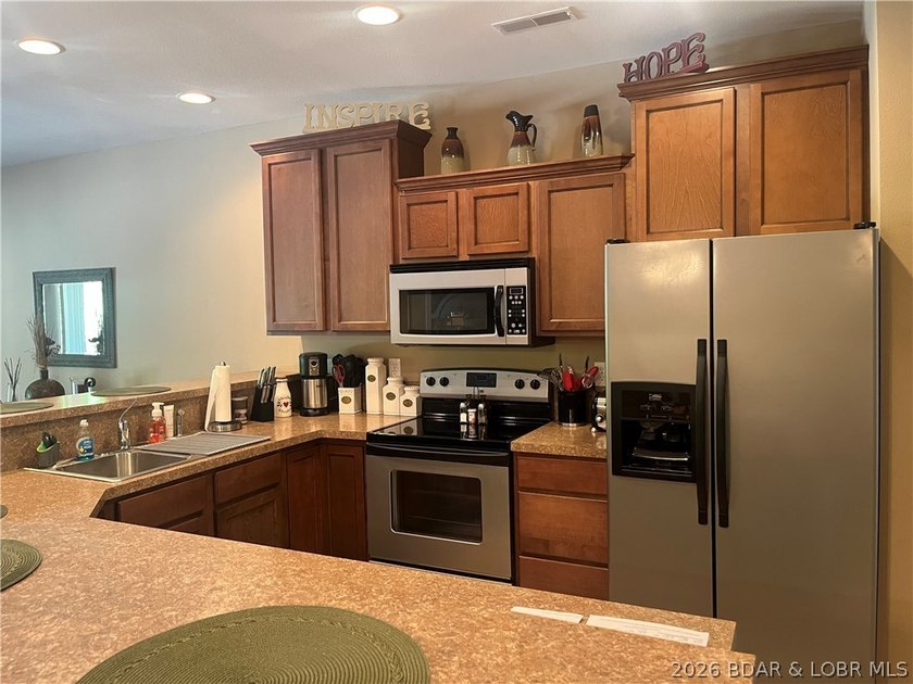 Beautiful well maintained lake condo. 3 bedroom and 2 baths - photo 2