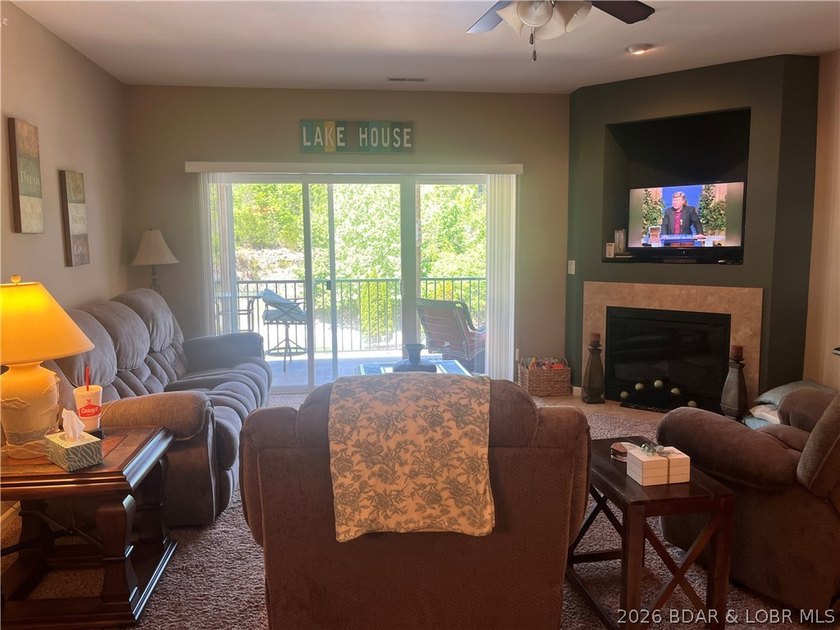 Beautiful well maintained lake condo. 3 bedroom and 2 baths - photo 8