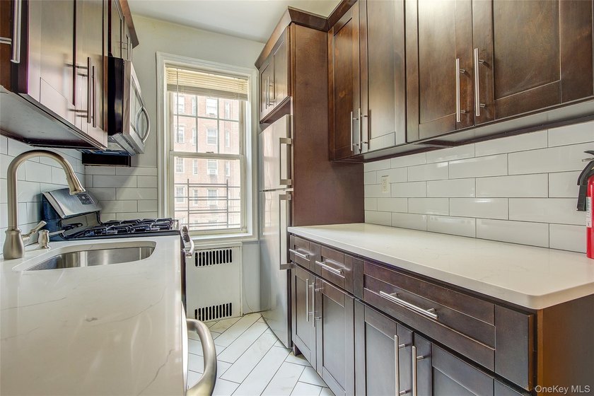 FOREST HILLS SOUTH Very sunny &amp; spacious, 1 Bedroom / 1 Bathroom - photo 23