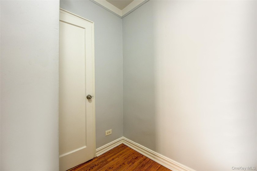 FOREST HILLS SOUTH Very sunny &amp; spacious, 1 Bedroom / 1 Bathroom - photo 28