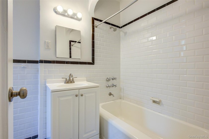 FOREST HILLS SOUTH Very sunny &amp; spacious, 1 Bedroom / 1 Bathroom - photo 29