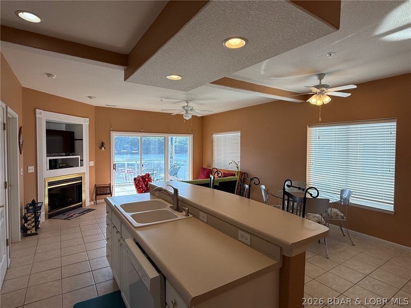 Don't miss out on this beautiful walk-in end unit at Monarch - photo 5