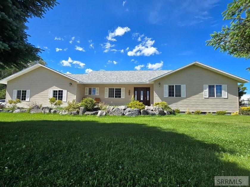 Dreaming of country living without sacrificing convenience? This - photo 4