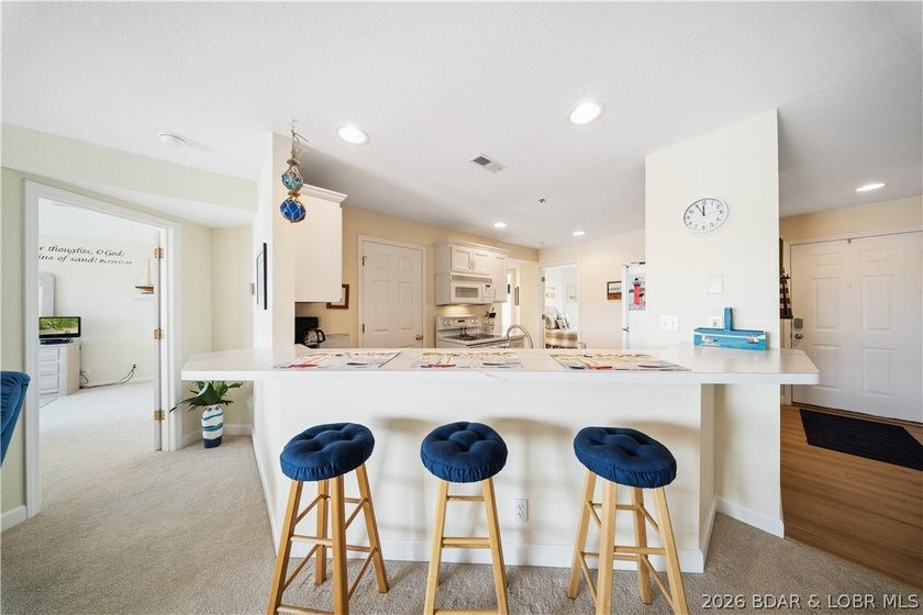 Experience the ultimate lake lifestyle in this stunning 3-br - photo 9
