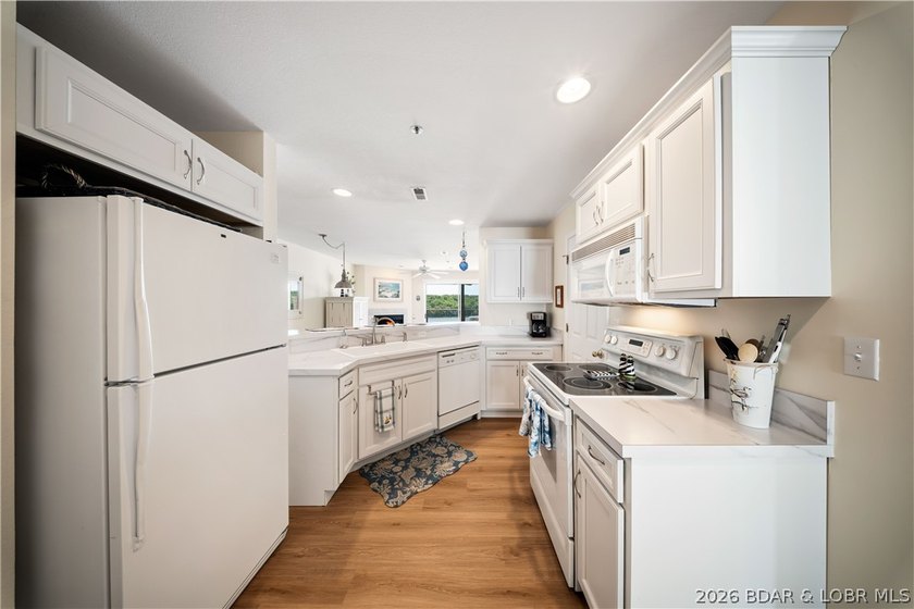 Experience the ultimate lake lifestyle in this stunning 3-br - photo 10