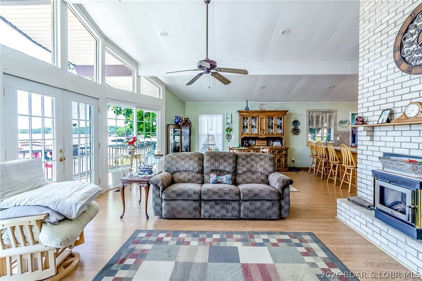 Nice, well maintained lake front home with fantastic main - photo 5