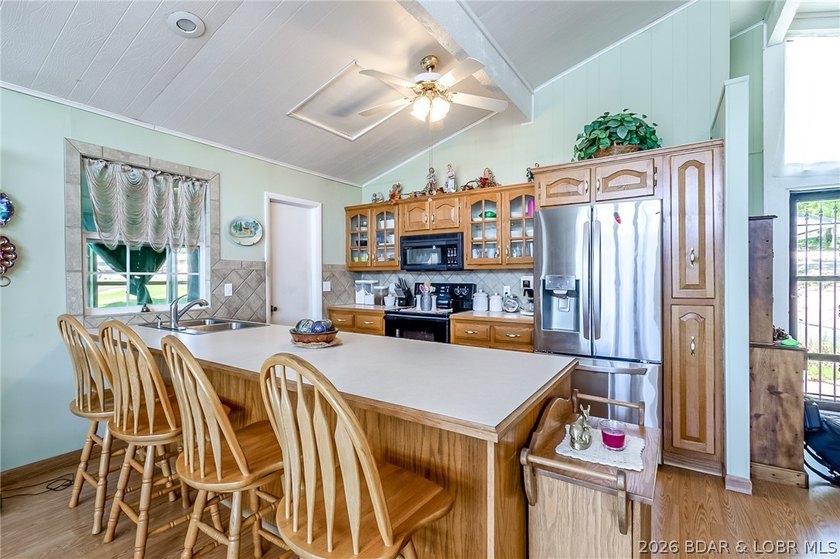 Nice, well maintained lake front home with fantastic main - photo 8