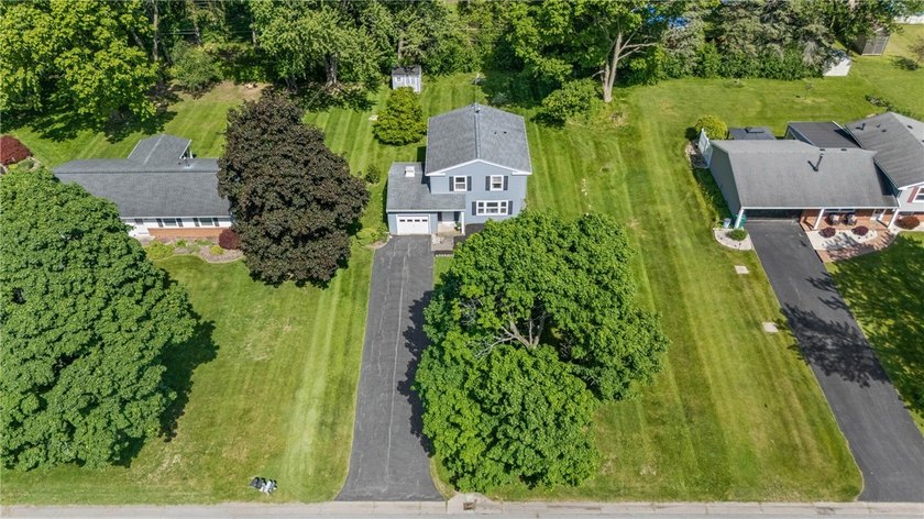 Welcome to 24 Sunbridge Drive! Lovingly maintained by its - photo 4