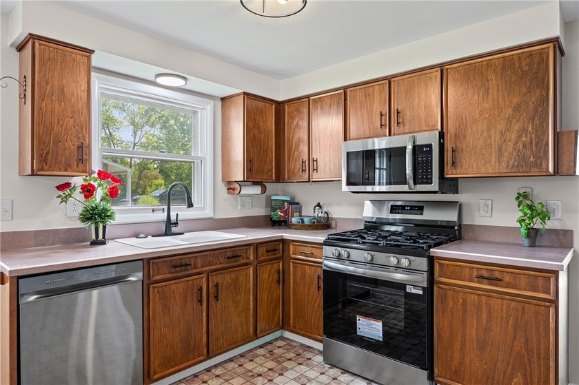 Welcome to 24 Sunbridge Drive! Lovingly maintained by its - photo 9